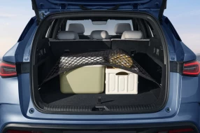 Geöffnete Heckklappe eines BYD mit Blick in den halb gefüllten Kofferraum.