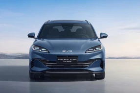 Frontansicht eines BYDs mit Grill, LED-Lichtern und Dragon Face.