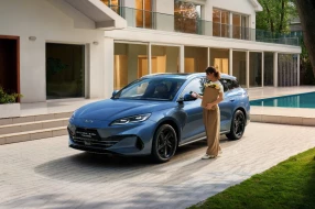 Person nutzt Smartphone zur Verriegelung eines BYD über Keyless-Entry am Seitenspiegel.