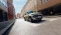 Hyundai Inster in seitlicher Frontalansichrt parkt vor einem Gebäude.