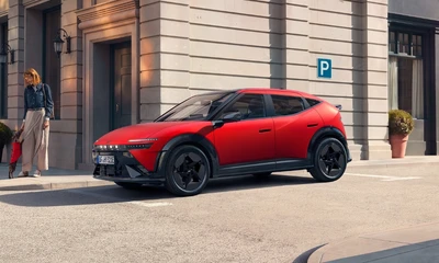 Roter Hyundai IONIQ 3 vor einem Haus.