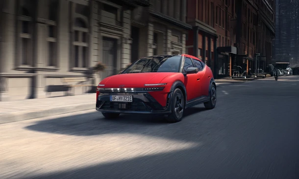 Roter IONIQ 3 in einem Stadtsetting.