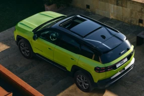 Hintere Draufsicht eines Jeep Geländewagens.