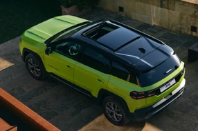 Hintere Draufsicht eines Jeep Geländewagens.