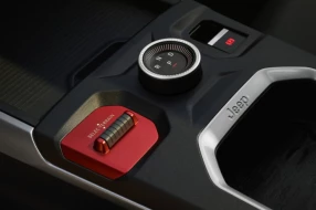Detailaufnahme der Mittelkonsole eines Jeep Geländewagens.