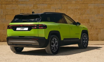 Heckansicht eines Jeep Geländewagens.