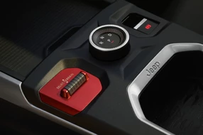 Detailaufnahme der Mittelkonsole eines Jeep Geländewagens.