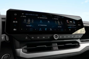 Detailaufnahme eines Infotainmentsystems eines Fahrzeugs.