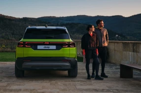 Ein Paar steht neben einem Jeep Geländewagen.