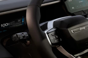 Detailaufnahme eines Jeep Multifunktionslenkrads.