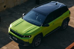 Vordere Draufsicht eines Jeep Geländewagens.