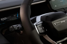 Detailaufnahme eines Jeep Multifunktionslenkrads.