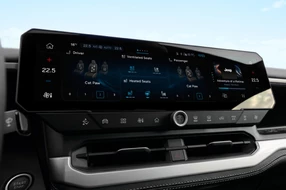 Detailaufnahme eines Infotainmentsystems eines Fahrzeugs.