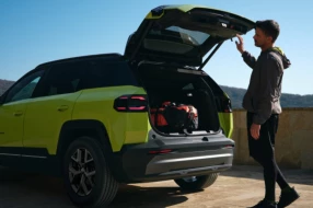 Mann öffnet die Hecktür eines Jeep Geländewagens.