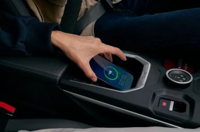 Detailaufnahme einer Smartphone Ladeschale in der Mittelkonsle eines Jeeps.