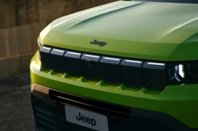 Detailaufnahme eines Jeep Kühlergrills.