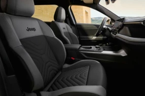 Innenansicht der vorderen Sitze in einem Jeep Geländewagen.