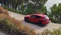 Roter Mazda PKW vor mediterraner Steilküste geparkt