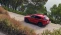 Roter Mazda PKW vor mediterraner Steilküste geparkt