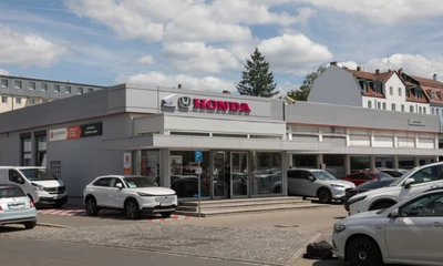 Fahrzeugwelt Kummich Filiale in Nürnberg, Ansicht des Eingangs.