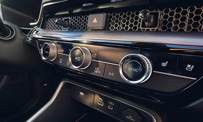Cockpit eines Fahrzeugs.