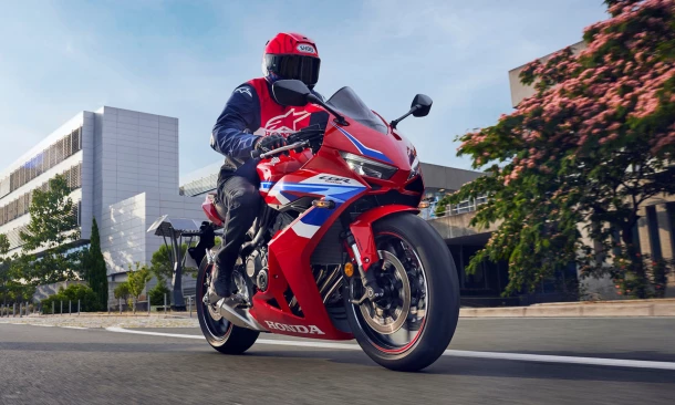 Honda Mototrrad auf Asphalt in einer urbanen Stadtkulisse.