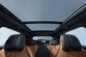 Innenansicht des Panoranadachs des BYD SUV und modernen Ledersitzen.