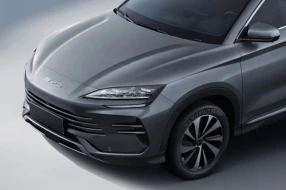 Draufsicht auf die Front eines SUV.