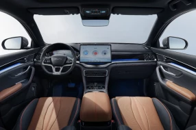 Modernes und futuristisches Cockpit des vollelektrischen BYD SUV mit Ledersitzen.