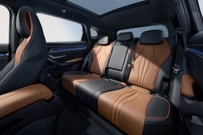 Moderne und geräumige Sitzbank eines Fahrzeugs mit BYD Ledersitzen.