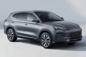 Vorderansicht des vollelektrischen BYD mit markanten Frontdesign.