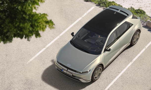 Ein silberfabener Hyundai aus der Vogelperspektive.