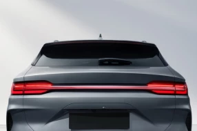 Markante Rückansicht des BYD SUV mit durchgehendem LED-Lichtband.