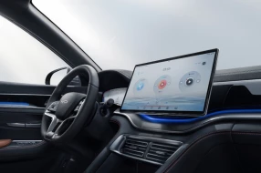 Innenraum des BYD SUV mit digitalem Cockpit und großem Infotainment Display.