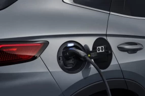 Detailansicht der Ladeklappe des vollelektrischen BYD SUV.