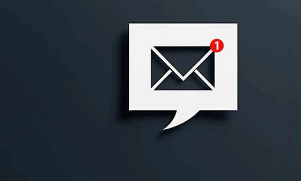 Weißer Umschlag mit einer kleinen roten 1 in der oberen rechten Ecke vor blauem Hintergrund.