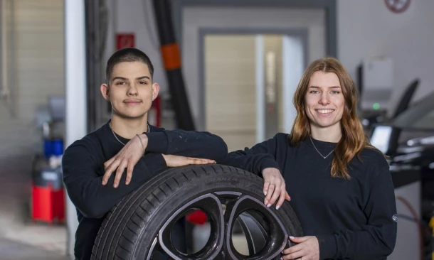 Zwei Mitarbieter der Kummich Fahrzeugwelt lächeln in die Kamera.