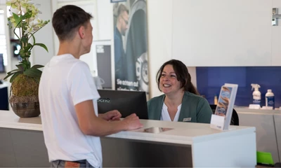 Kunde erhält am Servicedesk Beratung.