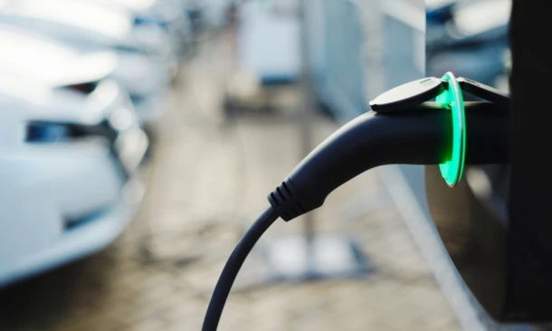 Nahaufnahme einer aktiven Ladesäule.