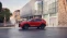 Mazda SUV vor modernem Gebäude geparkt