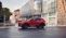 Mazda SUV vor modernem Gebäude geparkt