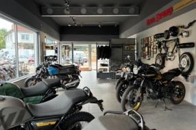 Motorräder und  Zubehör im Royal Enfield Showroom in Bopfingen.