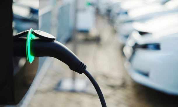 Nahaufnahme einer aktiven E-Ladesäule.