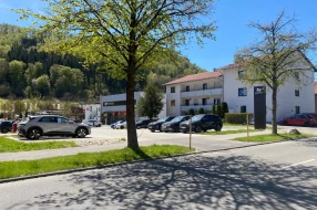 Bild der Kummich Fahrzeugwelt Filiale in Albstadt, von der Straße aufgenommen.