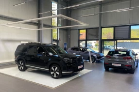 Innenaufnahme des Hyundai Showrooms in der Kummich Fahrzeugwelt Filiale in Albstadt.