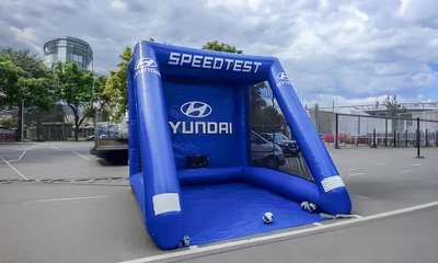 Bild vom Fußball Speedtest Aufsteller der Marke Hyundai.