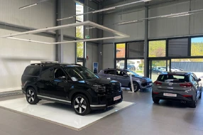 Innenaufnahme des Hyundai Showrooms in der Kummich Fahrzeugwelt Filiale in Albstadt.