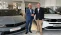 Die Geschäftsführer der Kummich Fahrzeugwelt und der Auto-Team GmbH schütteln sich die Hand in einem Showroom