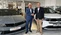 Die Geschäftsführer der Kummich Fahrzeugwelt und der Auto-Team GmbH schütteln sich die Hand in einem Showroom