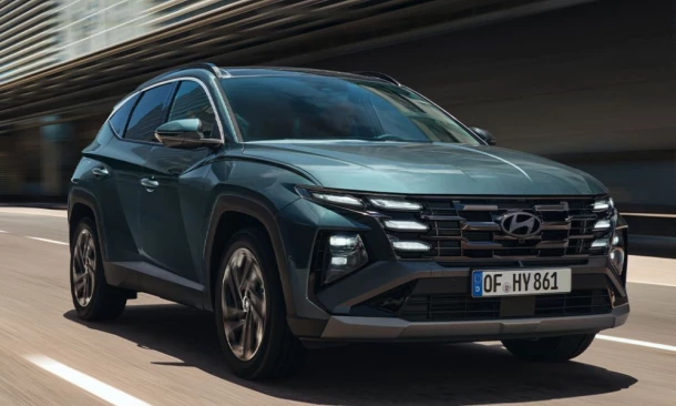 Ein dynamisches Bild eines fahrenden Hyundai TUCSON.